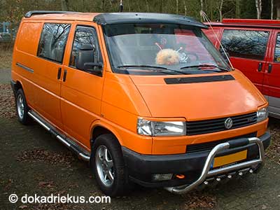 Oranje VW T4 bestelbus