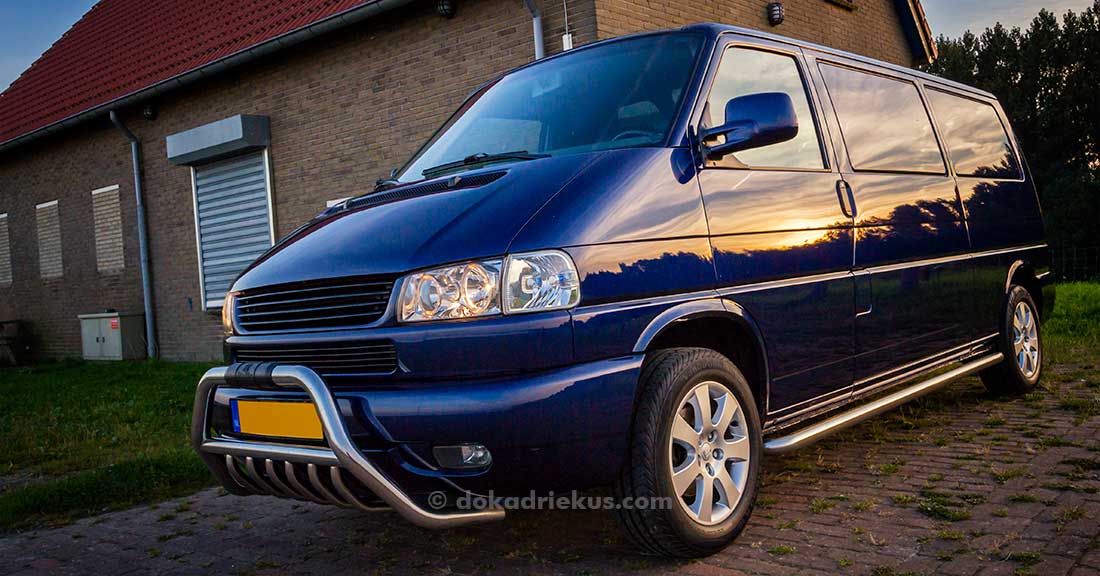 VW T4 met weerspiegeling van de zonsondergang