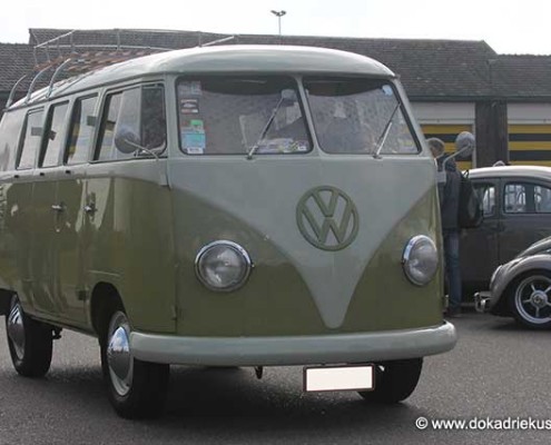 VW T1 kombi komt aanrijden